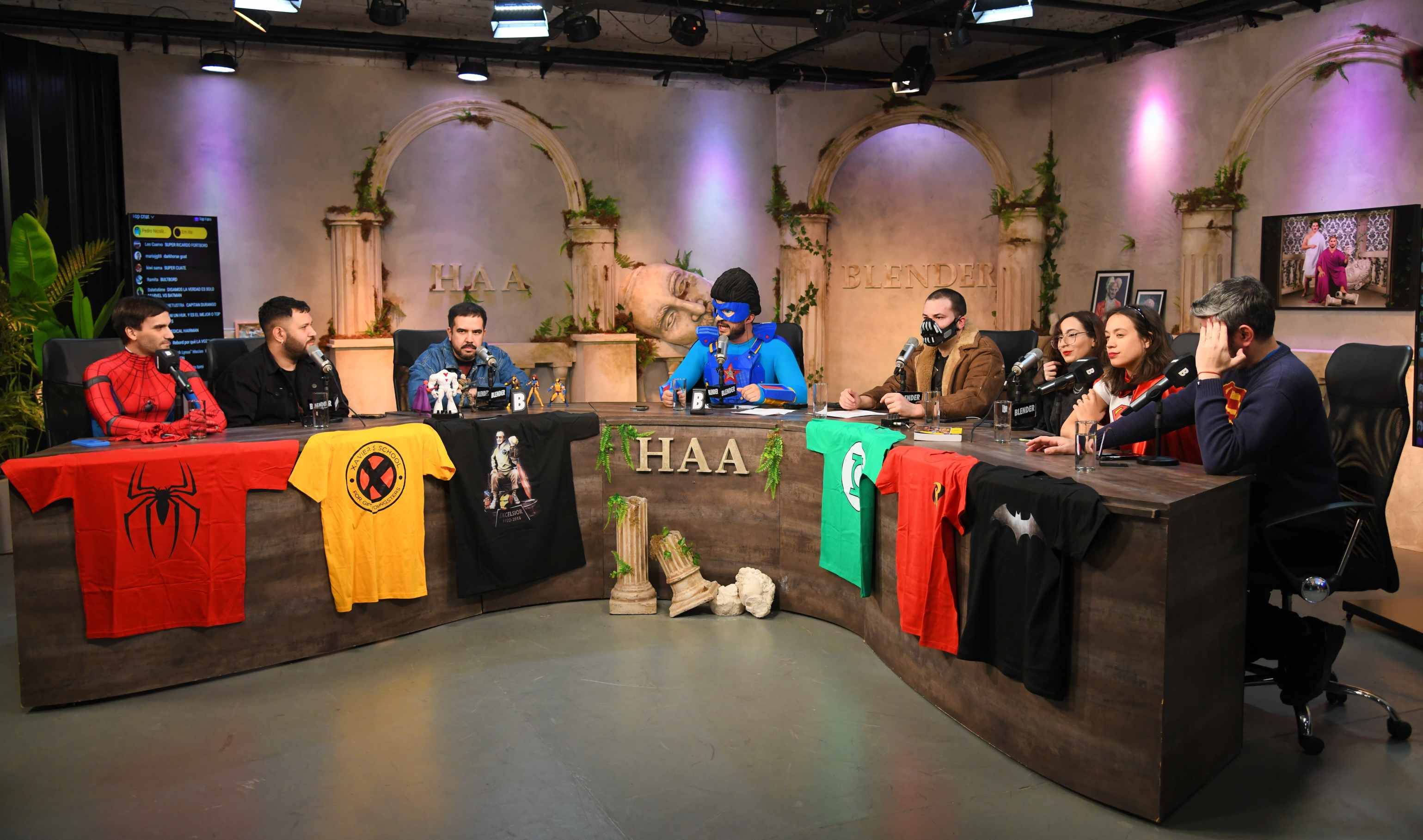 Tomás Rebord, vestido de superhéroe celeste, con su equipo de 'Hay algo ahí'.