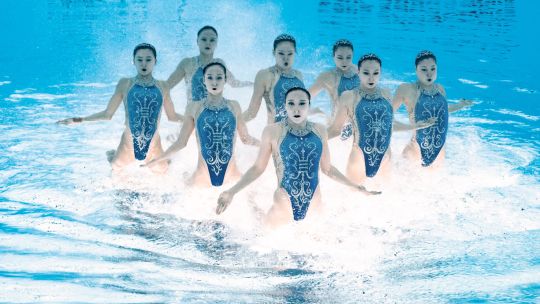 Fotogaleria El equipo de China realiza una presentación durante la final de equipo libre de natación artística en el Campeonato Mundial de Deportes Acuáticos, en Singapur