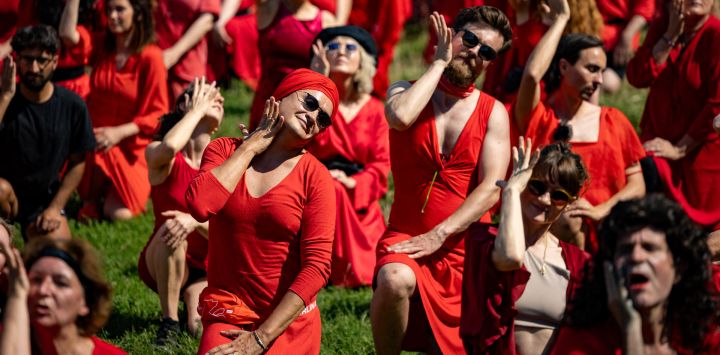 Bailarines vestidos de rojo actúan durante el "Día de Cumbres Borrascosas Más Imperdible de la Historia" en el Parque Görlitzer de Berlín. Originario de Berlín y organizado por la berlinesa australiana Samantha Wearing, el "Día de Cumbres Borrascosas Más Imperdible de la Historia" es un evento anual que se celebra en numerosos lugares del mundo, donde los participantes recrean el videoclip de la canción "Cumbres Borrascosas" de Kate Bush de 1978.