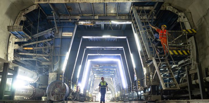 Constructores trabajan en el túnel del río Yangtse de la Línea 12 del Metro de Wuhan, en Wuhan, en la provincia de Hubei, en el centro de China.