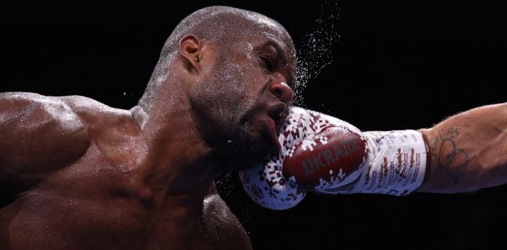 El británico Daniel Dubois recibe un puñetazo del ucraniano Oleksandr Usyk durante su pelea por el título mundial indiscutible de peso pesado en el estadio de Wembley en Londres.