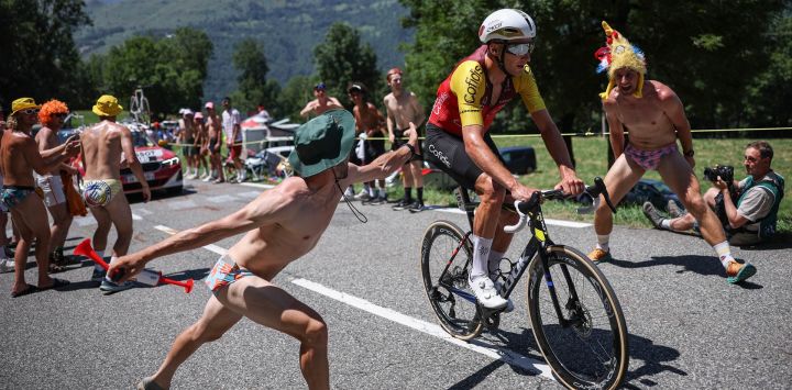 El ciclista francés Alexis Renard, del equipo Cofidis, pedalea durante la 13.ª etapa de la 112.ª edición del Tour de Francia, una contrarreloj individual de 10,9 km entre Loudenvielle y Peyragudes, en los Pirineos del suroeste de Francia.