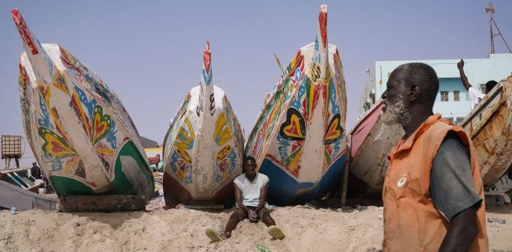 Imagen de pescadores vistos en un puerto pesquero, en Nouakchott, Mauritania. Nouakchott, al borde del desierto del Sahara, es la capital de Mauritania y su centro político, económico y cultural.