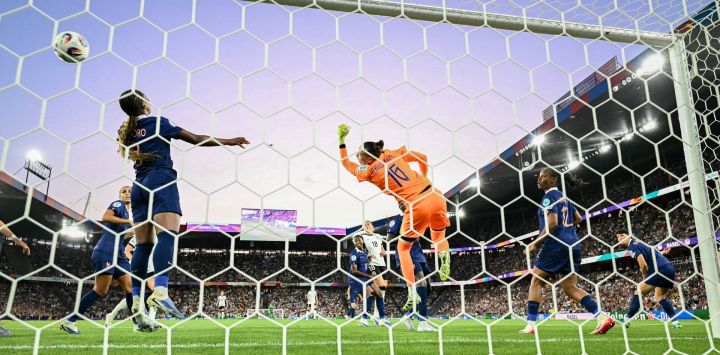 La arquera francesa número 16, Pauline Peyraud-Magnin (derecha), no logra detener el primer gol de Alemania durante el partido de cuartos de final de la Eurocopa Femenina de la UEFA 2025 entre Francia y Alemania en el estadio Parc Saint-Jacques de Basilea.