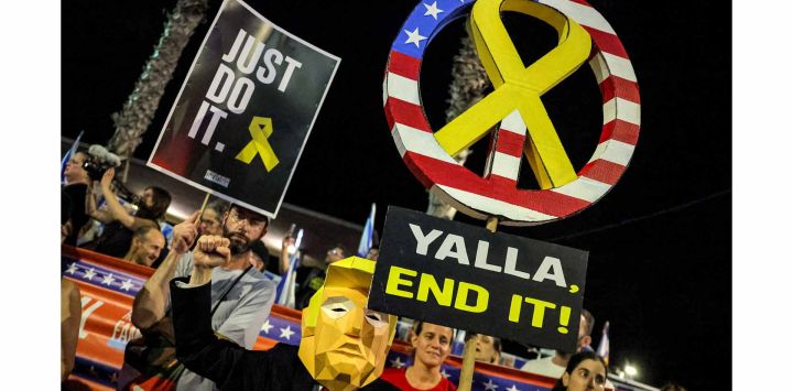 Manifestantes se congregan durante una protesta antigubernamental para exigir la liberación de los rehenes israelíes retenidos en la Franja de Gaza por militantes palestinos desde los atentados del 7 de octubre de 2023, frente a la sede de la embajada de Estados Unidos en Tel Aviv.