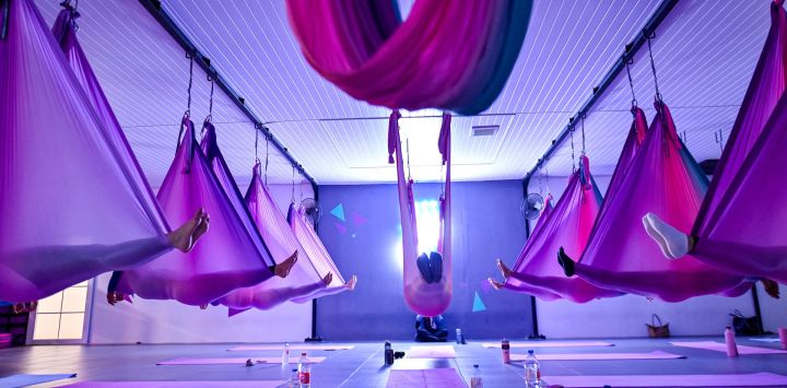 Mujeres practican yoga aéreo durante una sesión en un gimnasio exclusivo para mujeres en Banda Aceh, Indonesia.