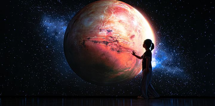 Una niña visita una exposición de experiencia en ciencia planetaria con temática de ciencia ficción en el Museo de Ciencias de la Construcción de China, en Wuhan, en la provincia de Hubei, en el centro de China.