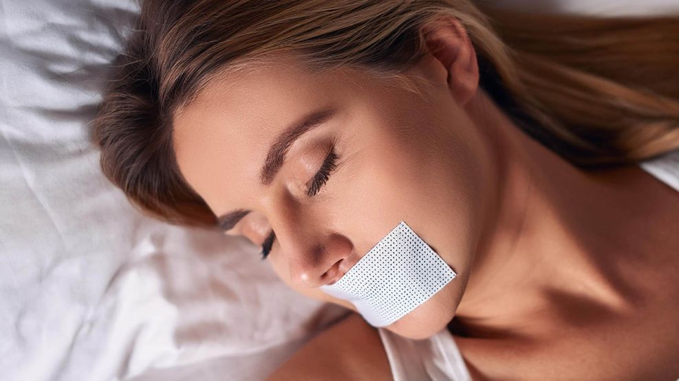 Qué es el "mouth taping" y porqué los especialistas advierten sobre sus peligros.