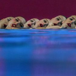 Atletas neutrales compiten en la final de natación libre por equipos durante el Campeonato Mundial de Natación 2025 en Singapur. | Foto:François-Xavier Marit / AFP