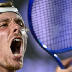 El canadiense Denis Shapovalov reacciona tras ganar un punto contra el estadounidense Aleksandar Kovacevic durante la final de tenis individual masculino del Abierto de México ATP en el Complejo Deportivo Cabo en Los Cabos, Baja California, México. | Foto:ALFREDO ESTRELLA / AFP