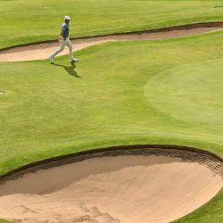El norirlandés Rory McIlroy camina hacia el green del hoyo 13 en el cuarto día del 153.º Campeonato Abierto en el club de golf Royal Portrush en Irlanda del Norte. | Foto:Glyn Kirk / AFP