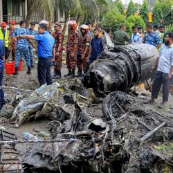 El servicio de bomberos y el personal de seguridad de Bangladesh realizan una operación de búsqueda y rescate tras el accidente de un avión de entrenamiento de la Fuerza Aérea contra una escuela en Daca. Un avión de combate de entrenamiento bangladesí se estrelló contra una escuela en la capital, Daca, causando la muerte de al menos 19 personas y decenas de heridos en el accidente aéreo más mortífero del país en décadas. | Foto:JUBAIR BIN IQBAL / AFP