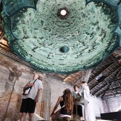 Imagen de visitantes observando una exposición titulada "Vault of Heaven" en el Pabellón Nacional de China de la 19ª Exposición Internacional de Arquitectura de la Bienal de Venecia, en Venecia, Italia. | Foto:Xinhua/Li Jing