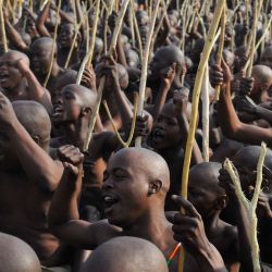 Iniciadas celebran su regreso a casa tras someterse al rito de paso koma en Moletjie, provincia de Limpopo. Esta práctica tradicional, que incluye la circuncisión de niños y hombres, es un evento clave en el calendario cultural de la región. Las niñas también participan en programas de iniciación separados, enfocados en prepararlas para la adultez. Desde junio, se han registrado 529 escuelas de iniciación en Limpopo, con más de 25.000 iniciadas. | Foto:LUCAS LEDWABA / AFP