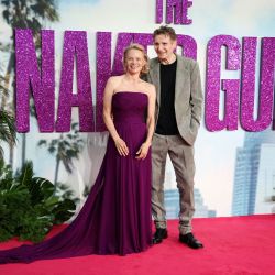 La actriz estadounidense Pamela Anderson y el actor británico Liam Neeson posan en la alfombra roja a su llegada al estreno británico de "Naked Gun" en Leicester Square, en el centro de Londres. | Foto:Adrian Dennis / AFP