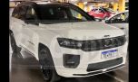 El restyling del Jeep Commander es visto al descubierto en un estacionamiento