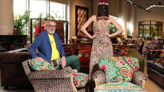 Benito Fernández ahora diseña muebles: color, textil y personalidad para vestir el hogar