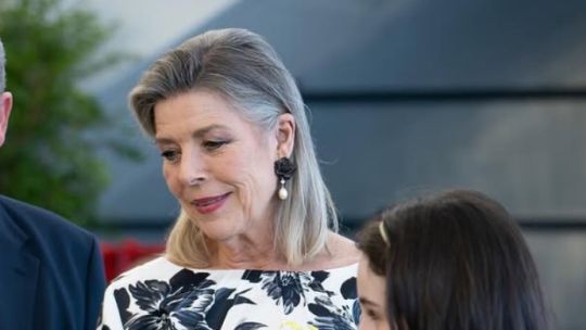 Carolina de Mónaco confirma que las mujeres 60+ pueden llevar vestidos cortos