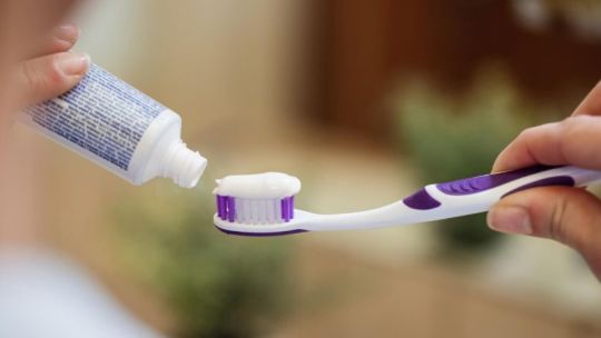 La ANMAT prohibió una pasta dental por causar lesiones en la boca