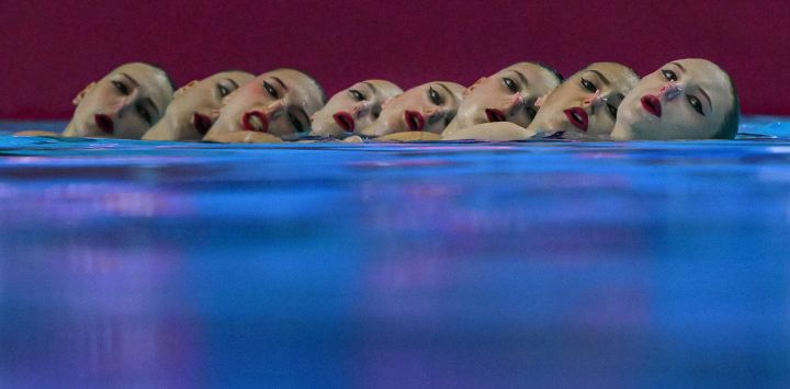 Atletas neutrales compiten en la final de natación libre por equipos durante el Campeonato Mundial de Natación 2025 en Singapur.