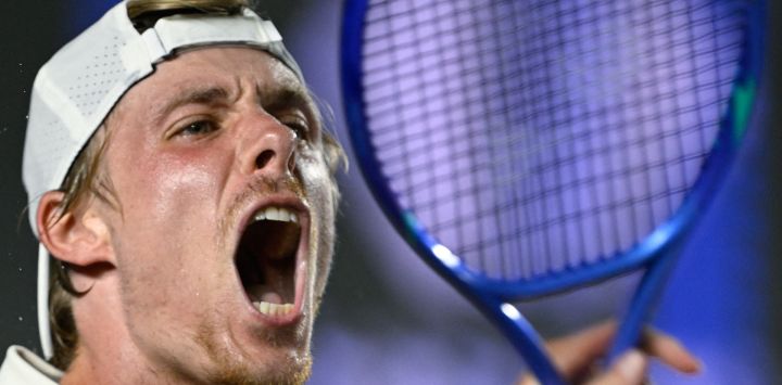 El canadiense Denis Shapovalov reacciona tras ganar un punto contra el estadounidense Aleksandar Kovacevic durante la final de tenis individual masculino del Abierto de México ATP en el Complejo Deportivo Cabo en Los Cabos, Baja California, México.