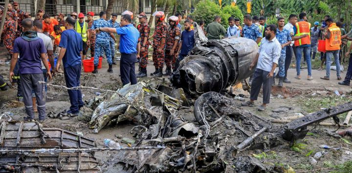 El servicio de bomberos y el personal de seguridad de Bangladesh realizan una operación de búsqueda y rescate tras el accidente de un avión de entrenamiento de la Fuerza Aérea contra una escuela en Daca. Un avión de combate de entrenamiento bangladesí se estrelló contra una escuela en la capital, Daca, causando la muerte de al menos 19 personas y decenas de heridos en el accidente aéreo más mortífero del país en décadas.