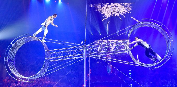 Imagen de artistas realizando una presentación durante el Festival Mundial de Arte Circense "IDOL-2025", en Moscú, Rusia.