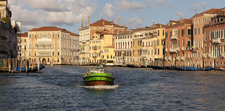 Imagen de un paisaje al amanecer, en Venecia, Italia.