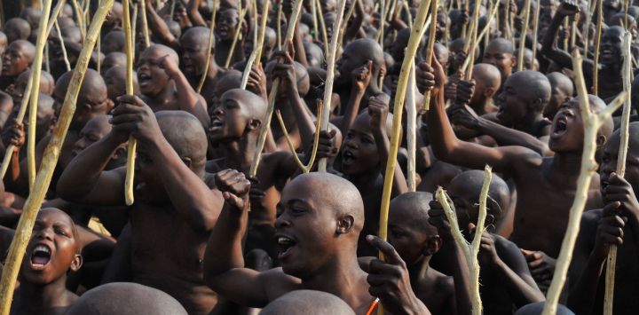 Iniciadas celebran su regreso a casa tras someterse al rito de paso koma en Moletjie, provincia de Limpopo. Esta práctica tradicional, que incluye la circuncisión de niños y hombres, es un evento clave en el calendario cultural de la región. Las niñas también participan en programas de iniciación separados, enfocados en prepararlas para la adultez. Desde junio, se han registrado 529 escuelas de iniciación en Limpopo, con más de 25.000 iniciadas.