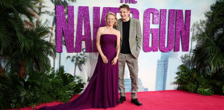 La actriz estadounidense Pamela Anderson y el actor británico Liam Neeson posan en la alfombra roja a su llegada al estreno británico de "Naked Gun" en Leicester Square, en el centro de Londres.
