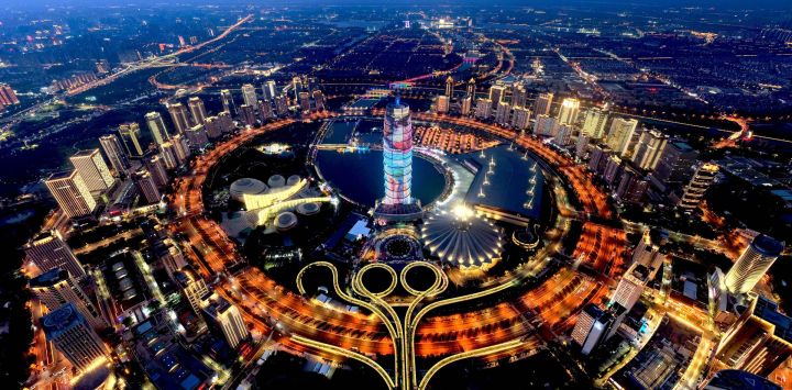 Vista aérea tomada con un dron del Distrito Central de Negocios, en el Nuevo Distrito de Zhengdong de Zhengzhou, en la provincia de Henan, en el centro de China. Ubicada en el centro de China, Zhengzhou es reconocida como un centro regional de innovación en ciencia y tecnología, una ciudad histórica y cultural nacional, y un centro integral de transporte internacional.