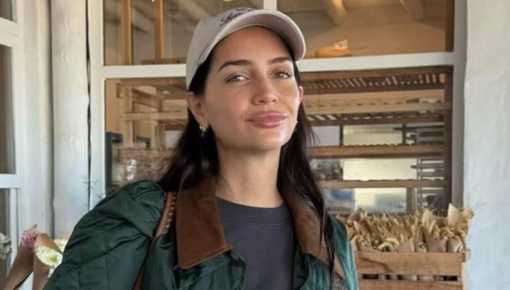 Adiós a la gorra deportiva: la versión denim que usó Zaira Nara ya es furor en Europa