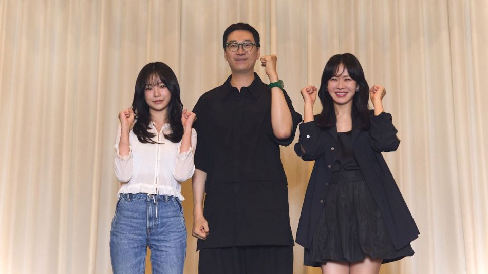 Jo Yu-ri, el director Kim Yong-hoon y Son Ye-jin