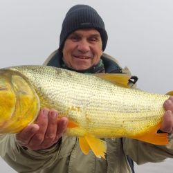 Nuestro colega Raúl Sánchez del programa Pesca Visión junto al guía y un estupendo ejemplar. 