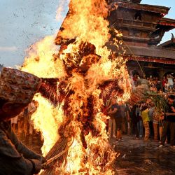 Devotos hindúes queman una efigie de Ghanta Karna, un demonio mítico, durante las celebraciones del festival 'Gathemangal' en Bhaktapur, a las afueras de Katmandú, Nepal. | Foto:PRAKASH MATHEMA / AFP