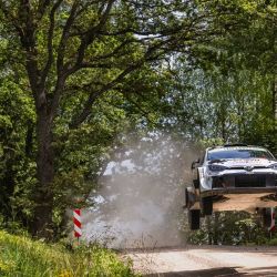 El piloto sueco Oliver Solberg y su copiloto británico Elliott Edmondson compiten con su Toyota Yaris Rally1 durante la Etapa Kanepi del Rally de Estonia, octava prueba del Campeonato Mundial de Rallyes de la FIA, cerca de Otepaa, Estonia. | Foto:TIMO ANIS / AFP