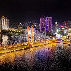 Imagen tomada con un dron de una vista nocturna del Puente Linjiangmen sobre el río Songhuajiang, en la ciudad de Jilin, en la provincia de Jilin, en el noreste de China. | Foto:Xinhua/Shao Zedong
