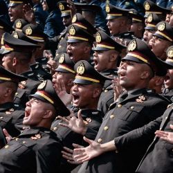 Nuevos oficiales de la policía indonesia actúan durante una ceremonia de nombramiento para unos 2.000 graduados de academias militares y policiales en el Palacio Presidencial de Yakarta, Indonesia. | Foto:Yasuyoshi Chiba / AFP