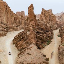 Vista aérea tomada con un dron de turistas visitando un cañón cerca de la autopista Duku, en la región autónoma uygur de Xinjiang, en el noroeste de China. | Foto:Xinhua/Zhang Keren