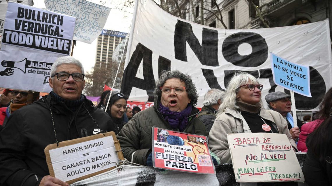 Hubo represión y gran despliegue policial en una nueva marcha de los jubilados desde Congreso a la Casa Rosada