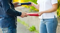 Cómo funciona el “Tinder” literario que conecta lectores 