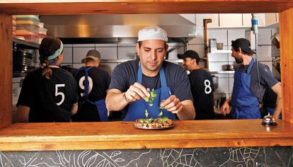 Dabbang se ganó la cucarda de restaurante de culto. Su propuesta de sabores potentes y únicos con influencias del Sudeste Asiático, India y otros rincones del mundo.