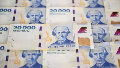 Mientras el Gobierno encara la política económica en clave electoral, intenta trasladar la baja del gasto a provincias y municipios.