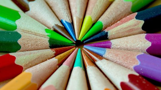 Ni rojo ni naranja: el color que identifica a las personas inteligentes, según la psicología