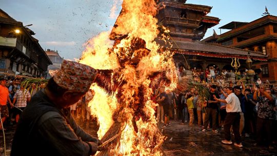 Fotogaleria Devotos hindúes queman una efigie de Ghanta Karna, un demonio mítico, durante las celebraciones del festival 'Gathemangal' en Bhaktapur, a las afueras de Katmandú, Nepal.