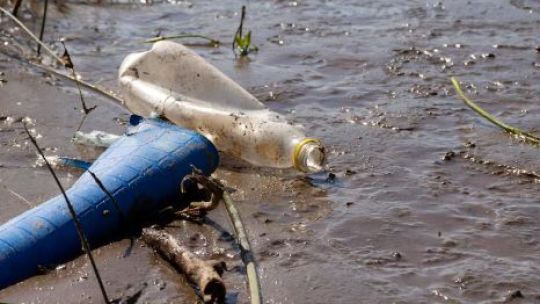 La ONU busca frenar la contaminación por plásticos