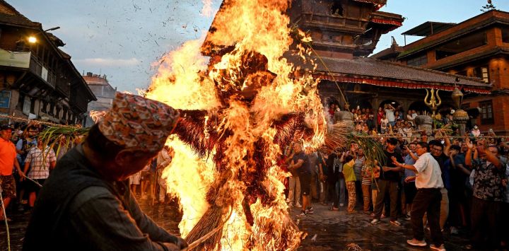 Devotos hindúes queman una efigie de Ghanta Karna, un demonio mítico, durante las celebraciones del festival 'Gathemangal' en Bhaktapur, a las afueras de Katmandú, Nepal.