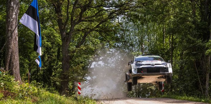 El piloto sueco Oliver Solberg y su copiloto británico Elliott Edmondson compiten con su Toyota Yaris Rally1 durante la Etapa Kanepi del Rally de Estonia, octava prueba del Campeonato Mundial de Rallyes de la FIA, cerca de Otepaa, Estonia.