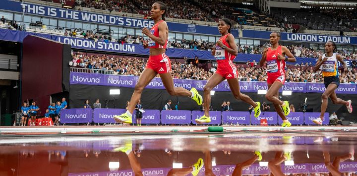 Imagen de Medina Eisa, de Etiopía, compitiendo durante el evento de 5000m femeninos en la Reunión de Londres de la Liga Diamante 2025, en Londres, Reino Unido.