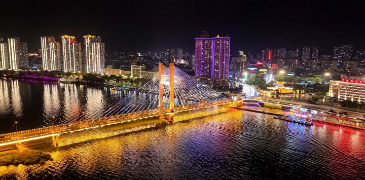 Imagen tomada con un dron de una vista nocturna del Puente Linjiangmen sobre el río Songhuajiang, en la ciudad de Jilin, en la provincia de Jilin, en el noreste de China.
